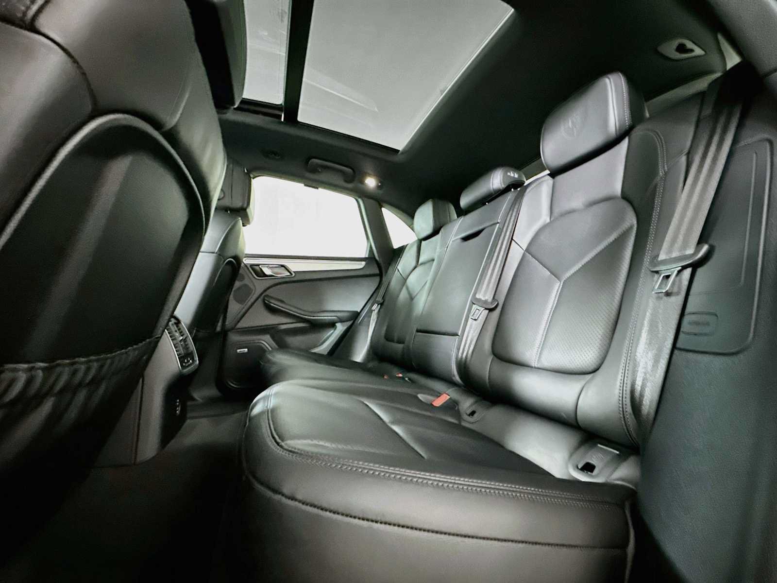 Certified 2026 Porsche Macan AWD/4WD image 23