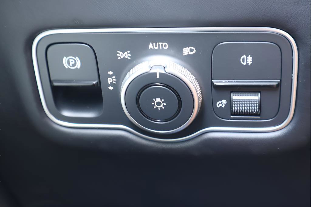 Used 2025 Aston Martin DB12 Coupe image 20