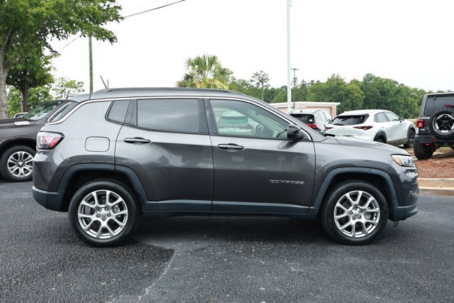 Used 2022 Jeep Compass Latitude w/ Sun and Sound Group AWD/4WD image 4