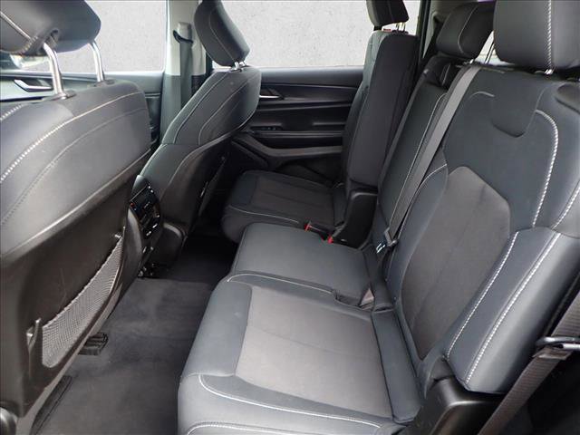 Used 2023 Jeep Grand Cherokee L Laredo image 9