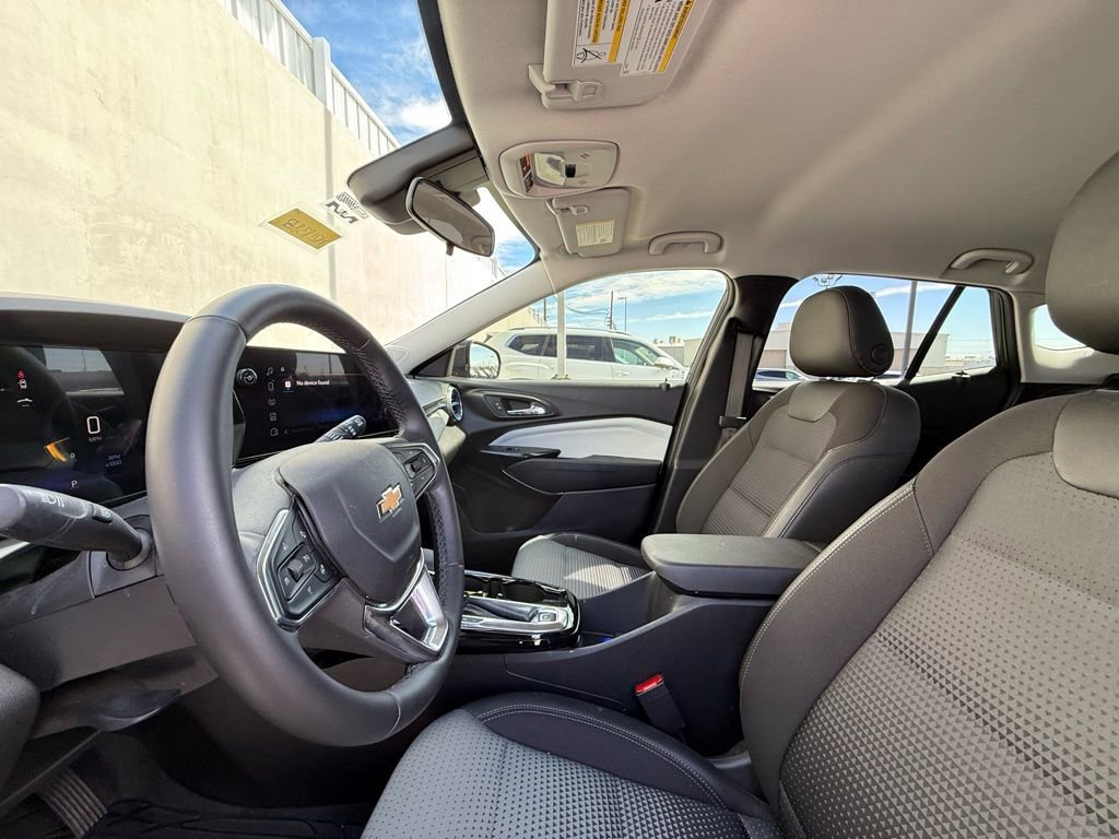Used 2025 Chevrolet Trax LT w/ Driver Confidence Package image 5