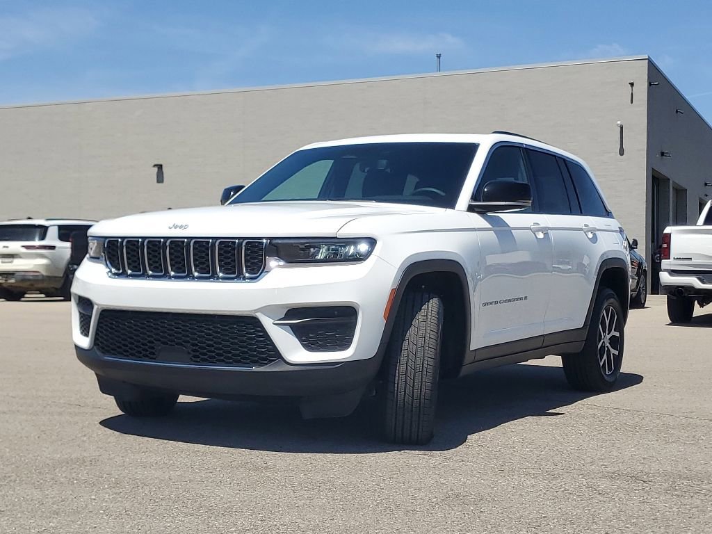 Used 2024 Jeep Grand Cherokee Altitude AWD/4WD image 4