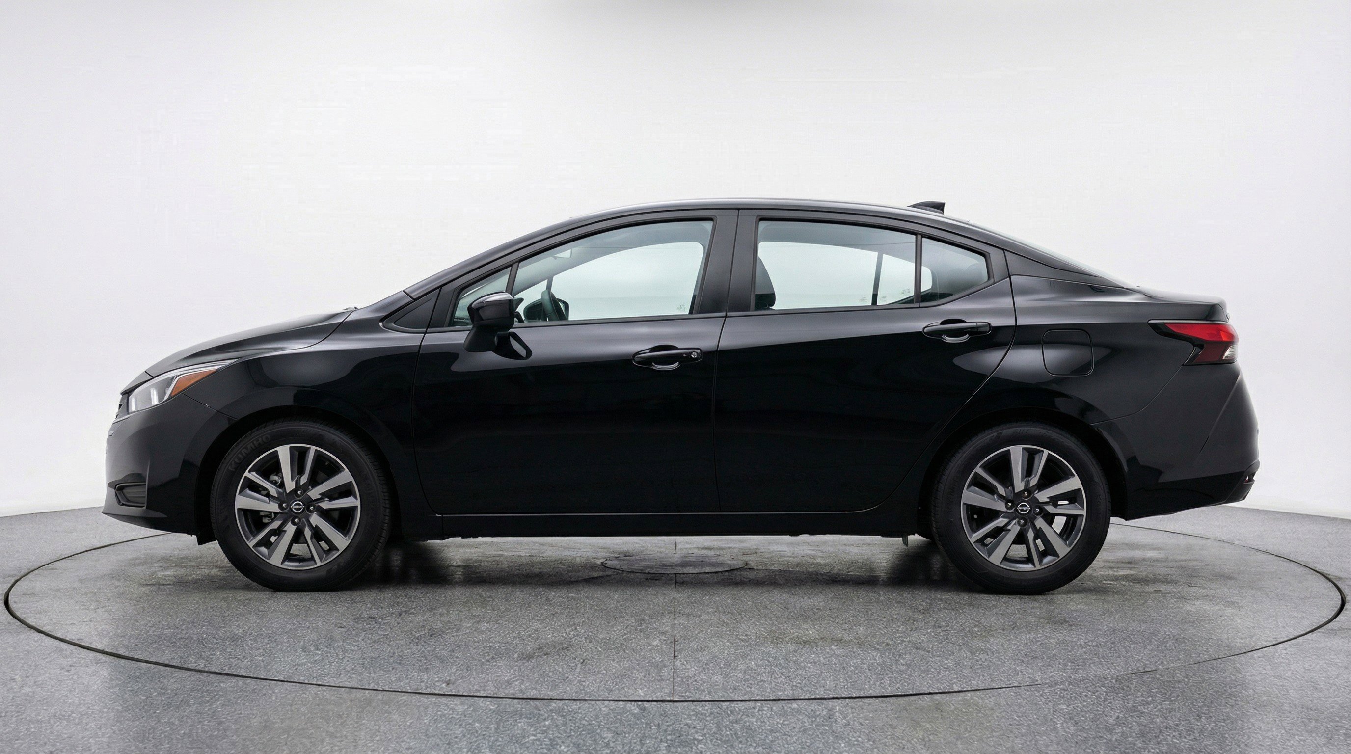 Used 2025 Nissan Versa SV image 5