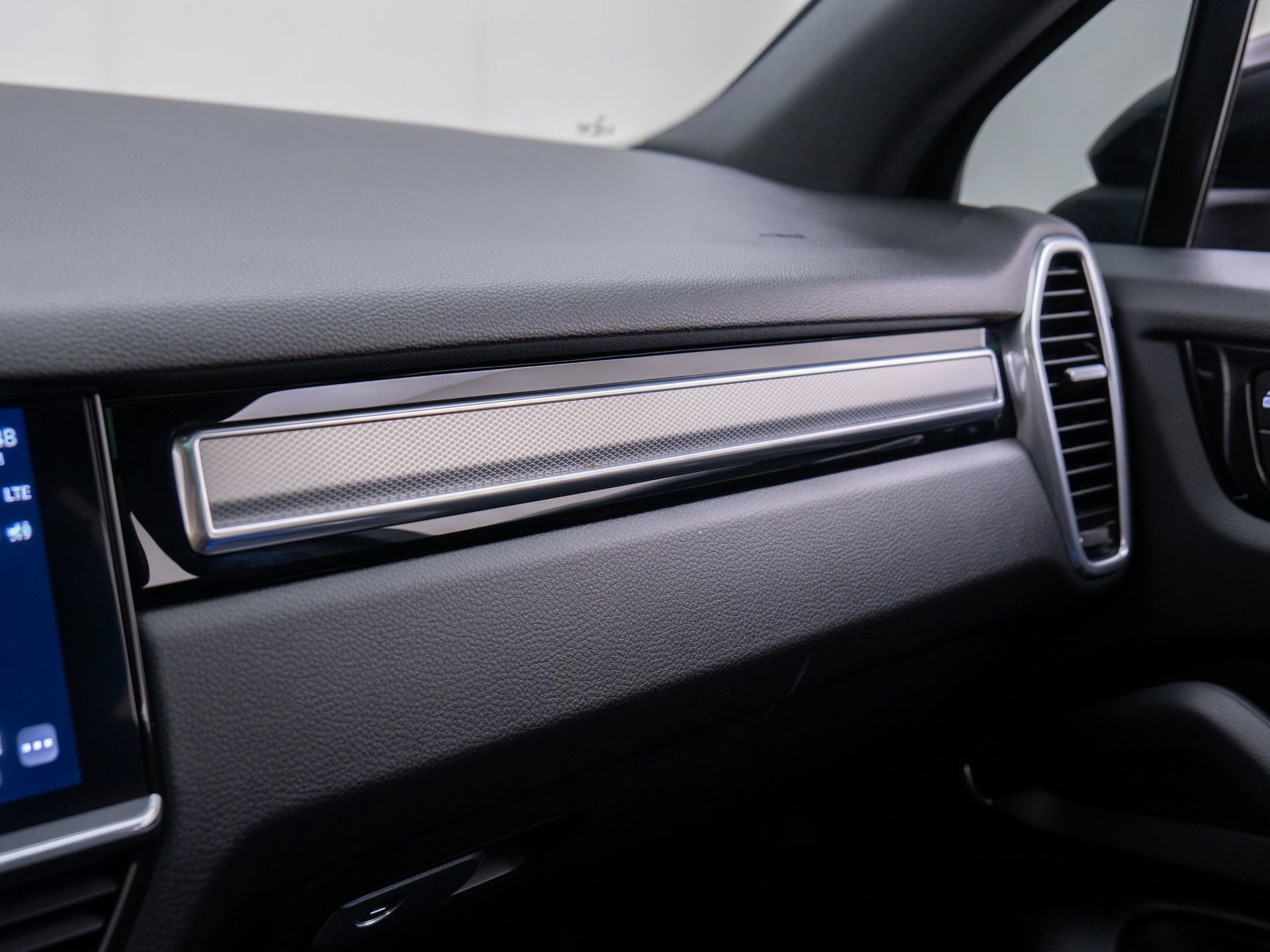 Certified 2023 Porsche Cayenne Platinum Edition image 28