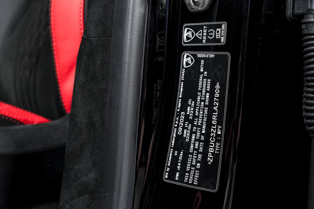 Used 2024 Lamborghini Urus Performante AWD/4WD image 12