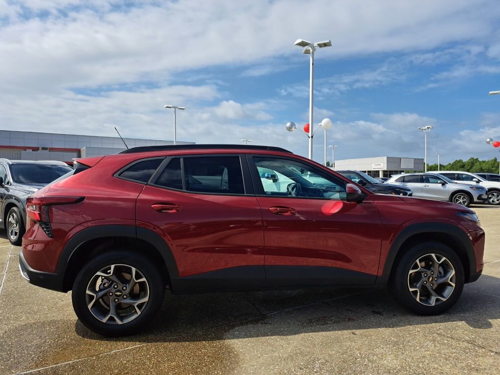 Used 2025 Chevrolet Trax LT w/ LT Convenience Package FWD image 4