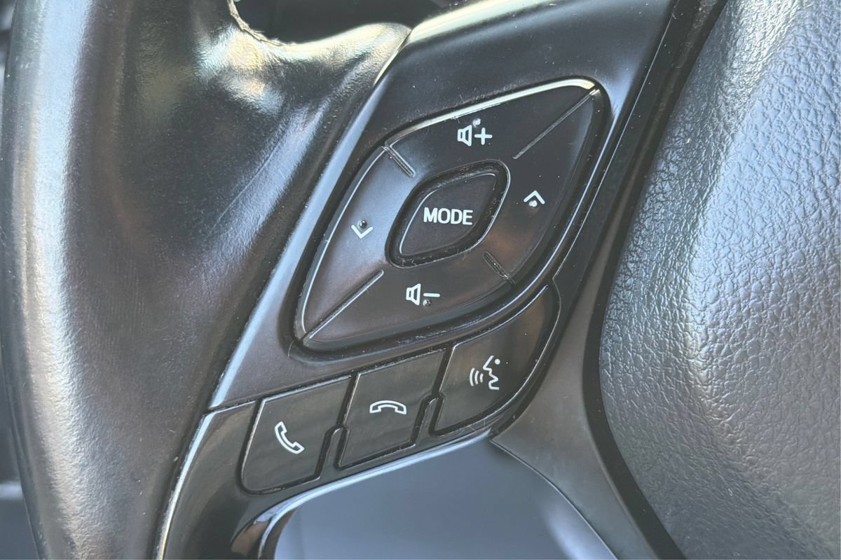 Used 2018 Toyota C-HR XLE FWD image 29