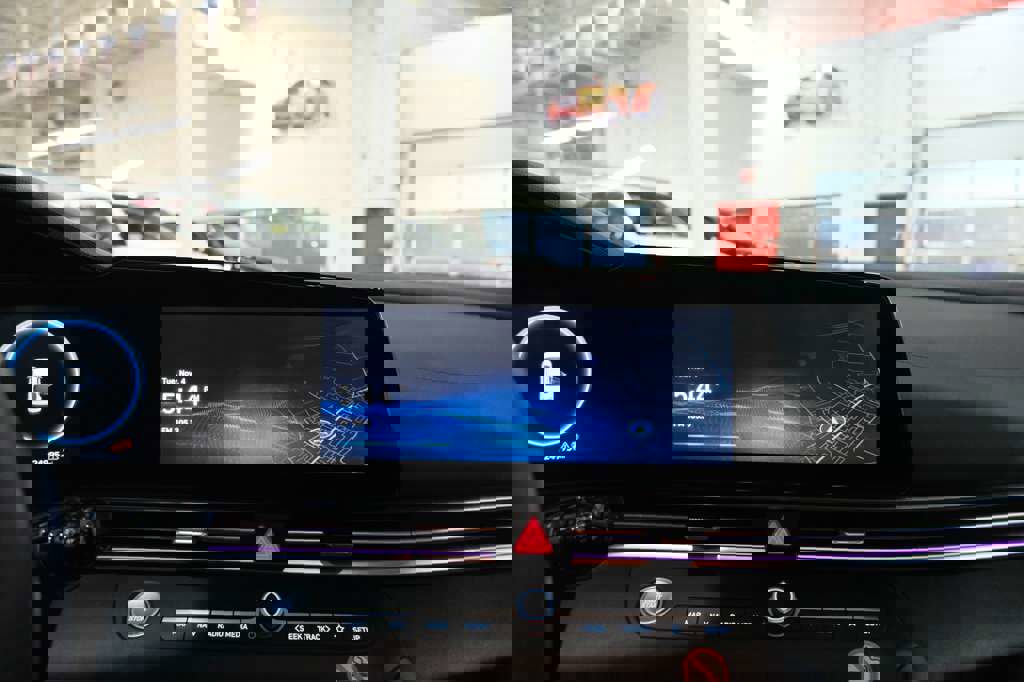 Used 2024 Hyundai Elantra Limited image 26