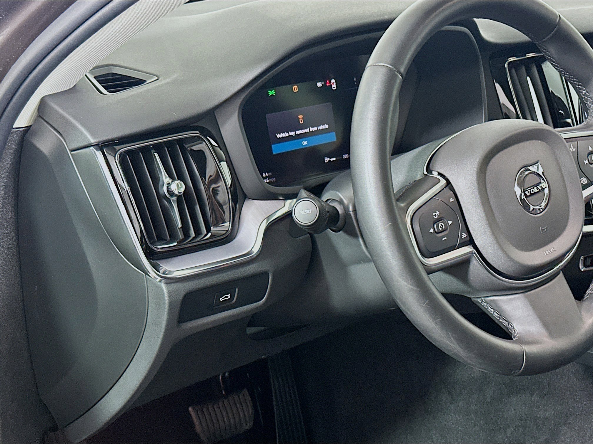 Used 2025 Volvo S60 B5 Core image 17