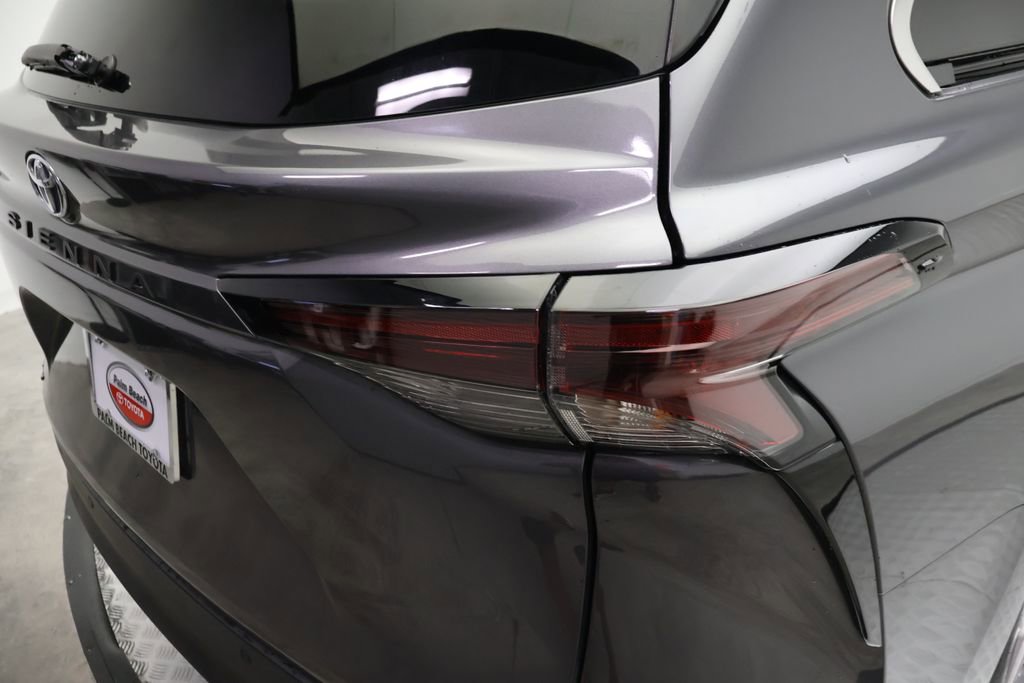 Certified 2025 Toyota Sienna XLE FWD image 9