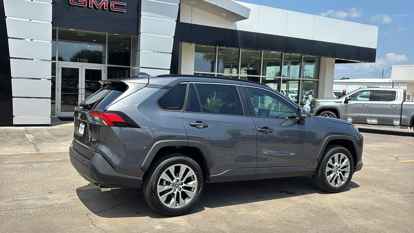 Used 2022 Toyota RAV4 XLE Premium FWD image 7