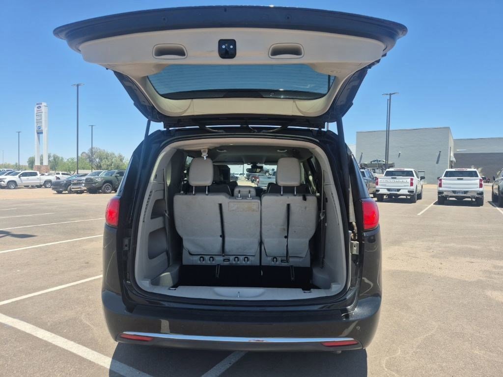 Used 2020 Chrysler Pacifica Touring-L Plus w/ Tire & Wheel Group FWD image 3