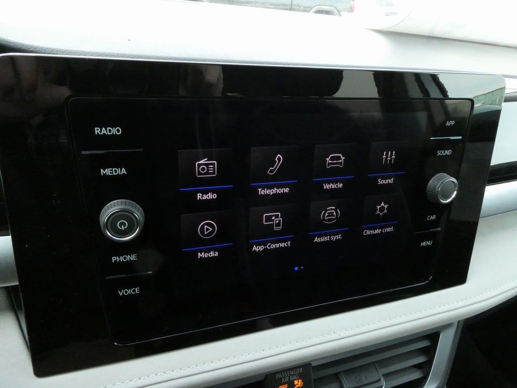 Certified 2025 Volkswagen Taos SE image 6