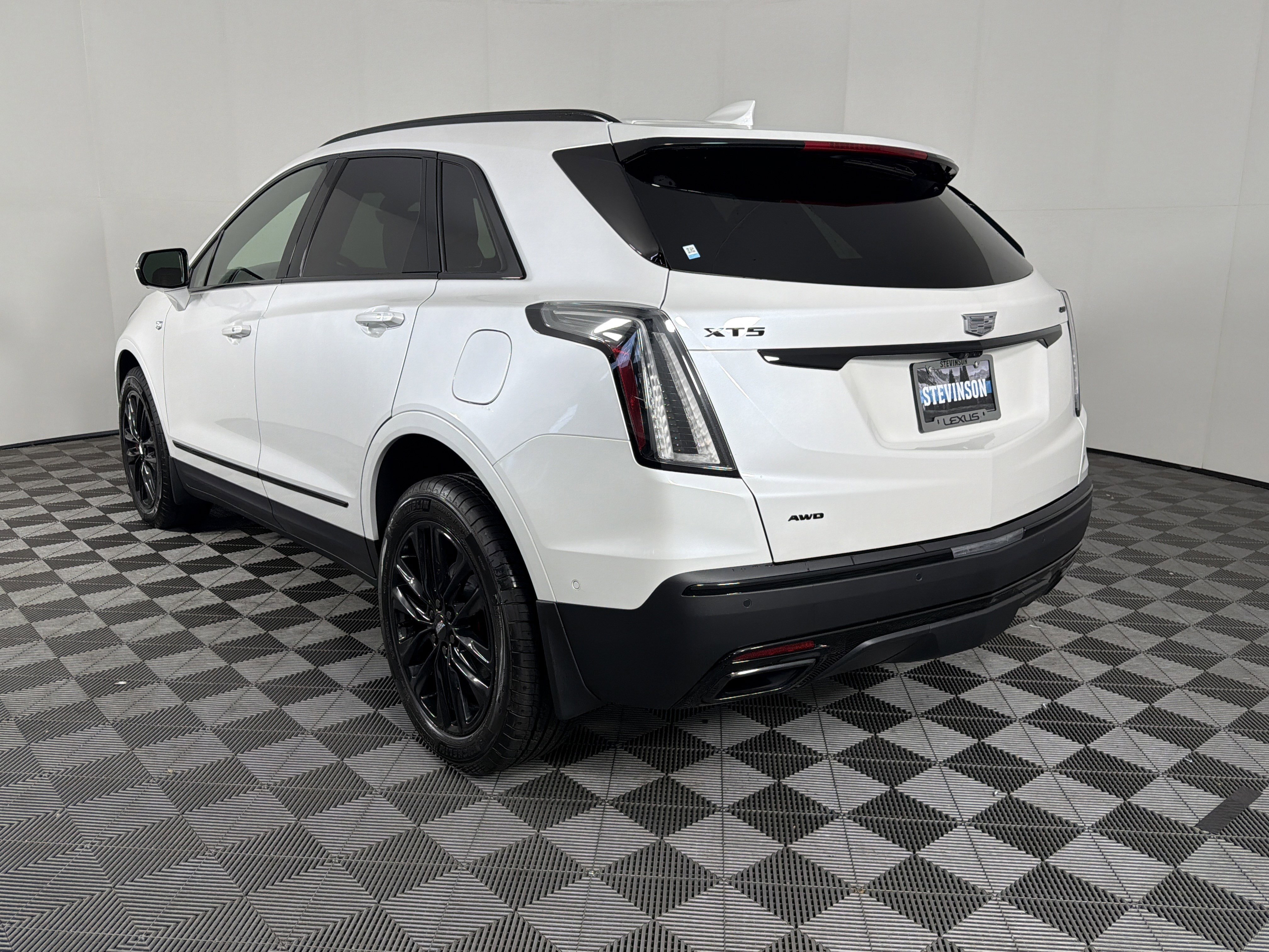 Used 2026 Cadillac XT5 Sportv w/ LPO, Onyx Lite Package AWD/4WD image 5