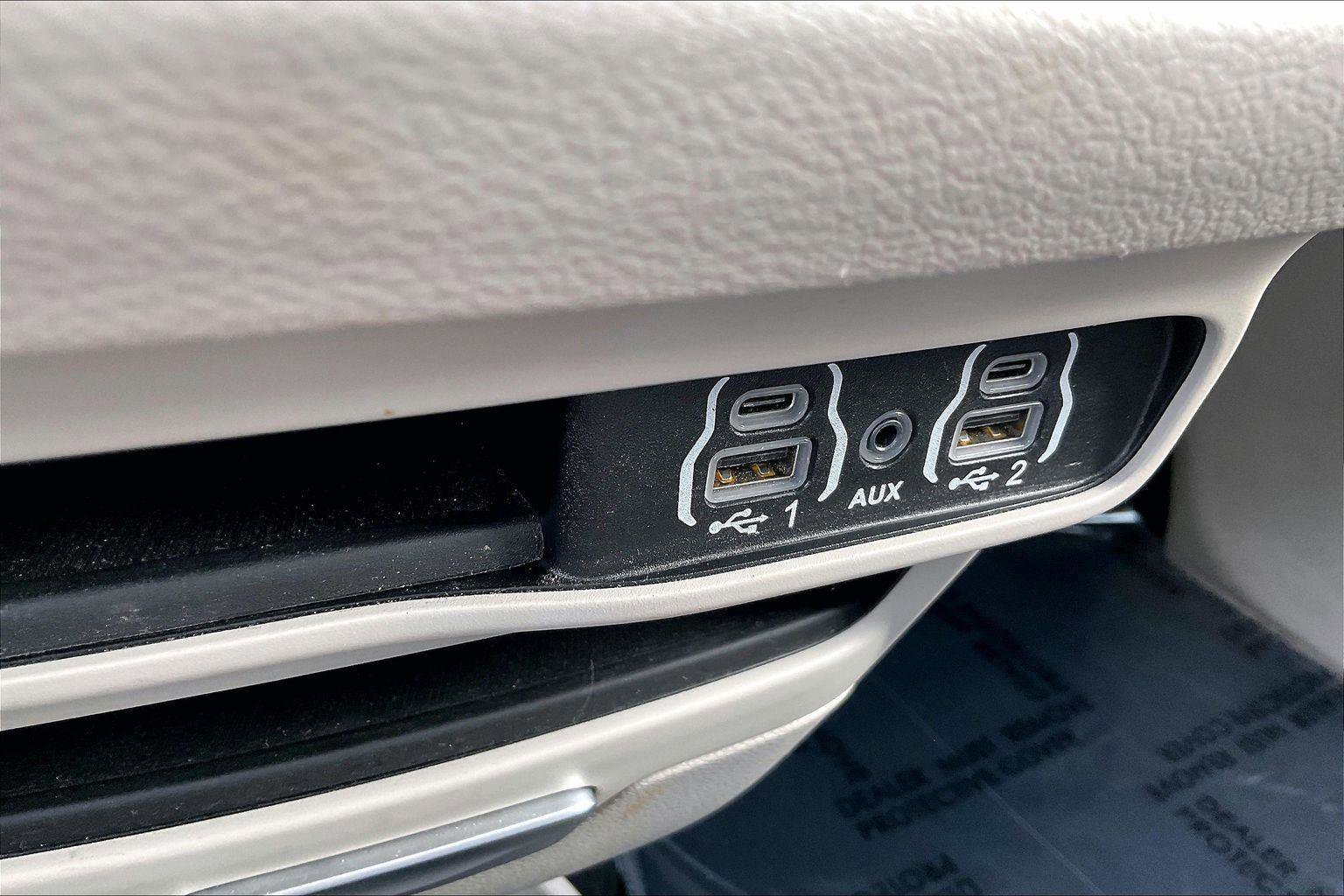 Used 2023 Chrysler Pacifica Touring-L image 30