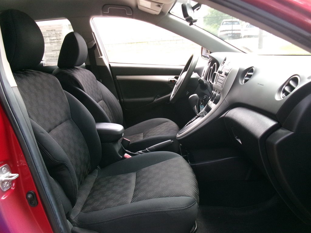 Used 2009 Pontiac Vibe w/ Preferred Package FWD image 15