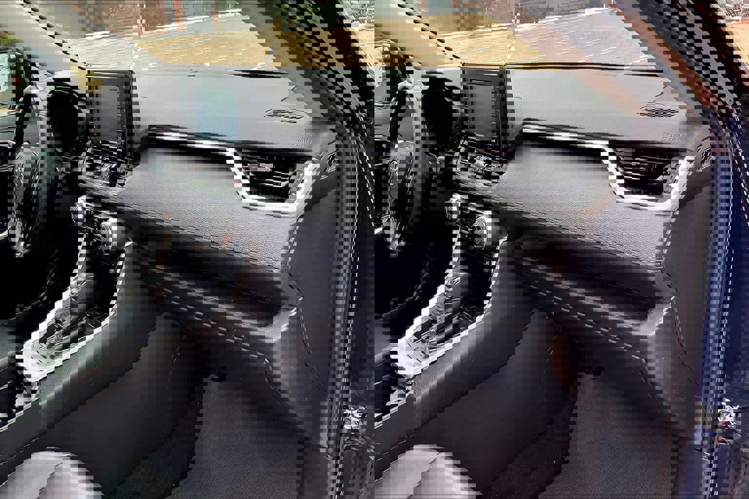 Used 2020 Toyota RAV4 XLE Premium image 23