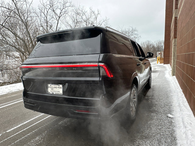 Used 2025 Lincoln Navigator L Reserve image 8