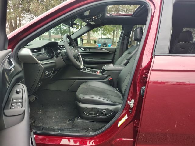 New 2025 Jeep Grand Cherokee Altitude image 2