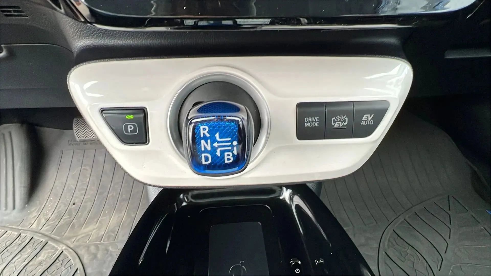 Used 2017 Toyota Prius Prime Advanced w/ Preferred Accessory Package image 24