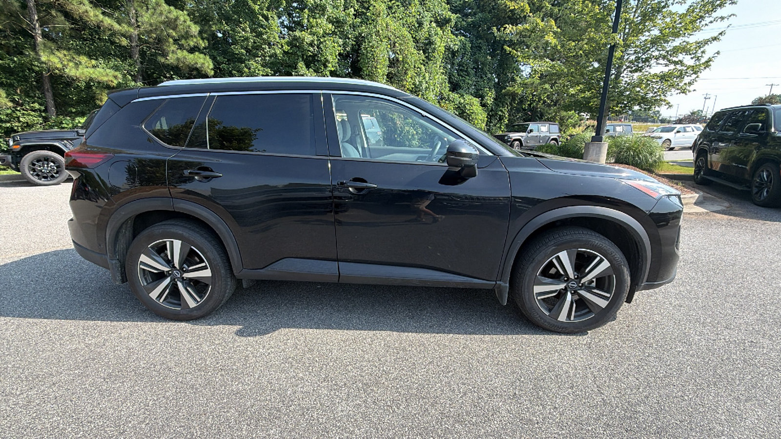 Used 2025 Nissan Rogue SL w/ SL Premium Package FWD image 7