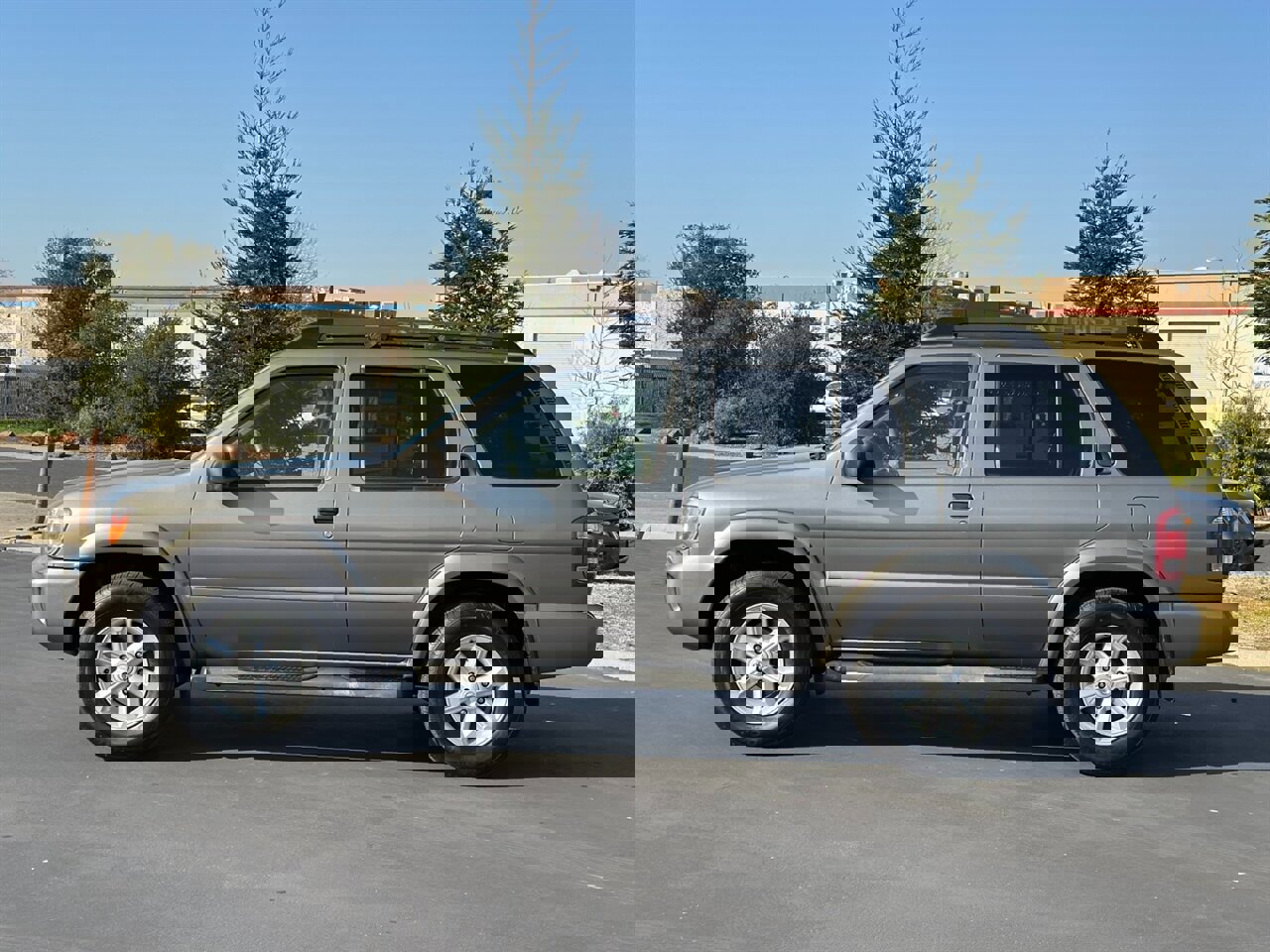 Used 2004 Nissan Pathfinder SE image 2