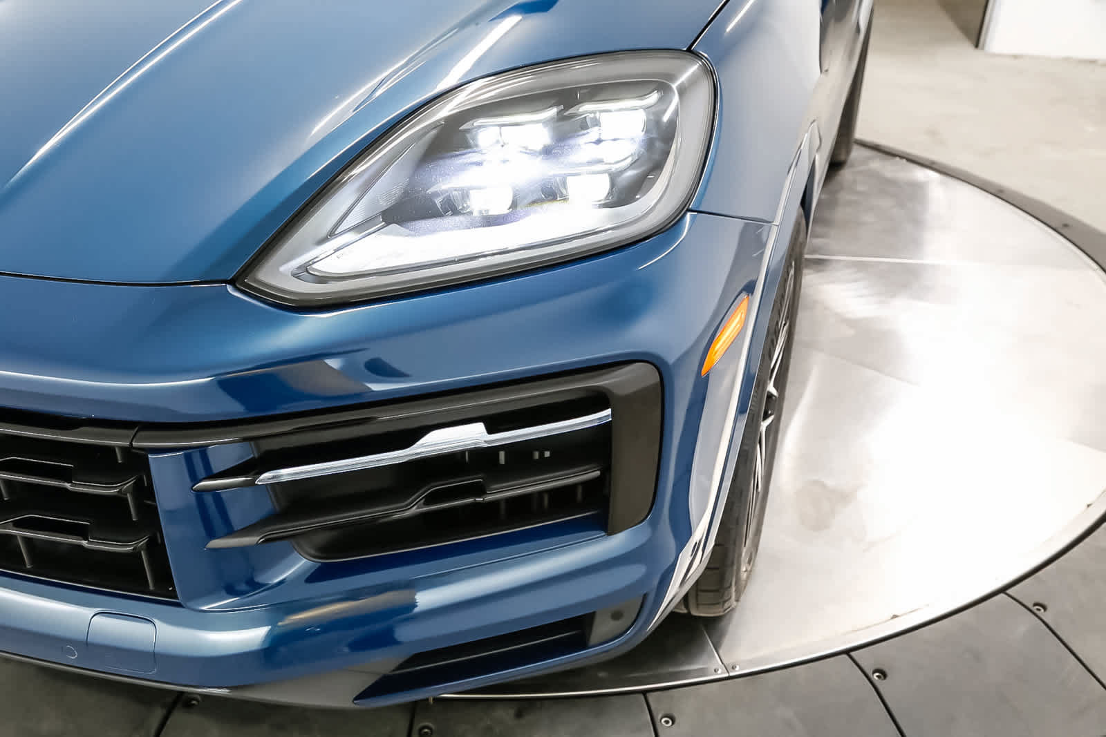 Certified 2024 Porsche Cayenne AWD/4WD image 16
