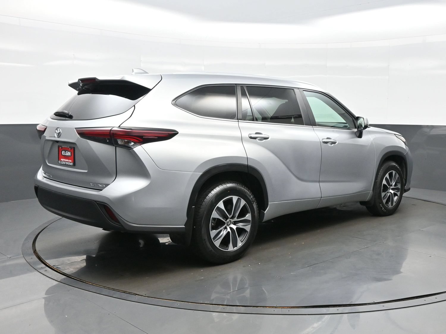 Used 2024 Toyota Highlander XLE AWD/4WD image 6