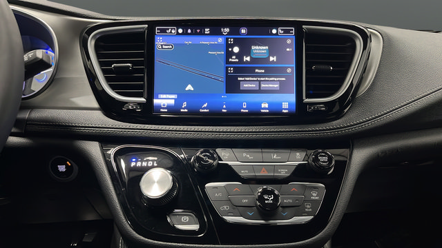 Used 2024 Chrysler Pacifica Premium FWD image 12