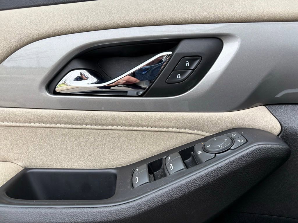 Used 2023 Chevrolet Traverse LS image 17