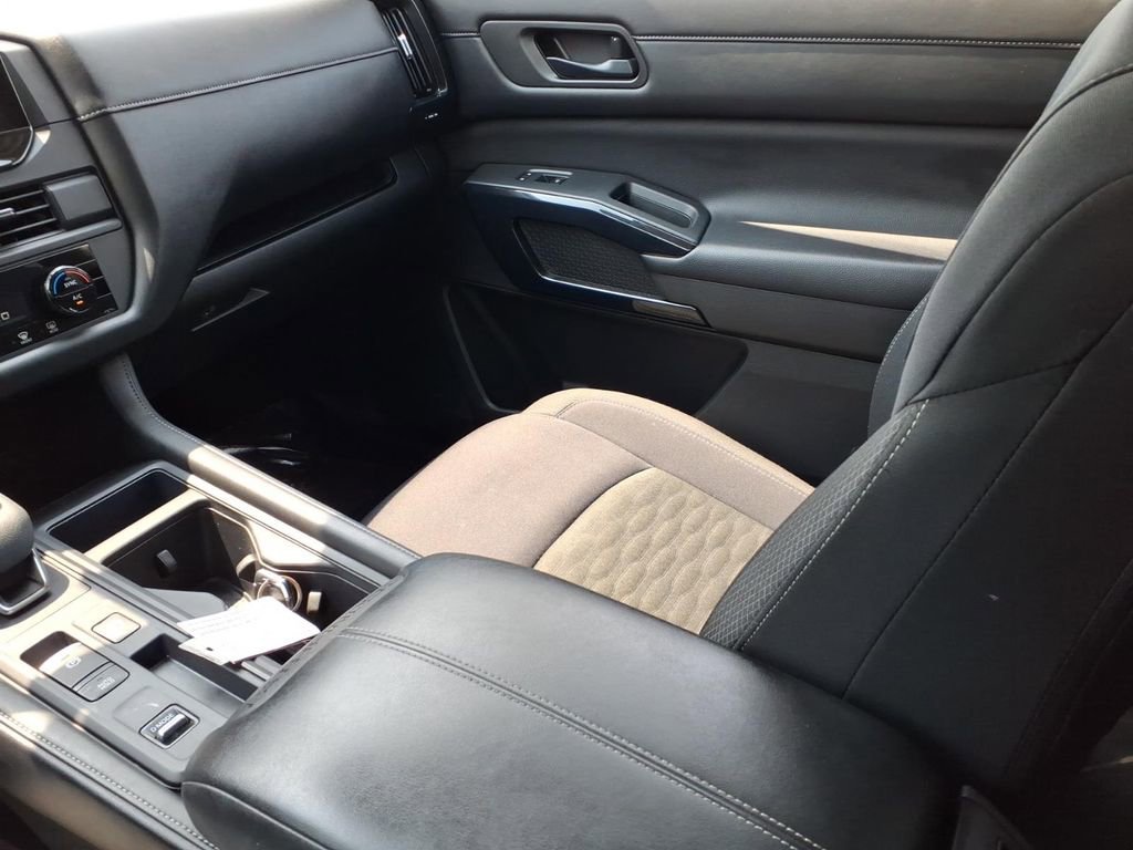 Used 2024 Nissan Pathfinder S FWD image 12