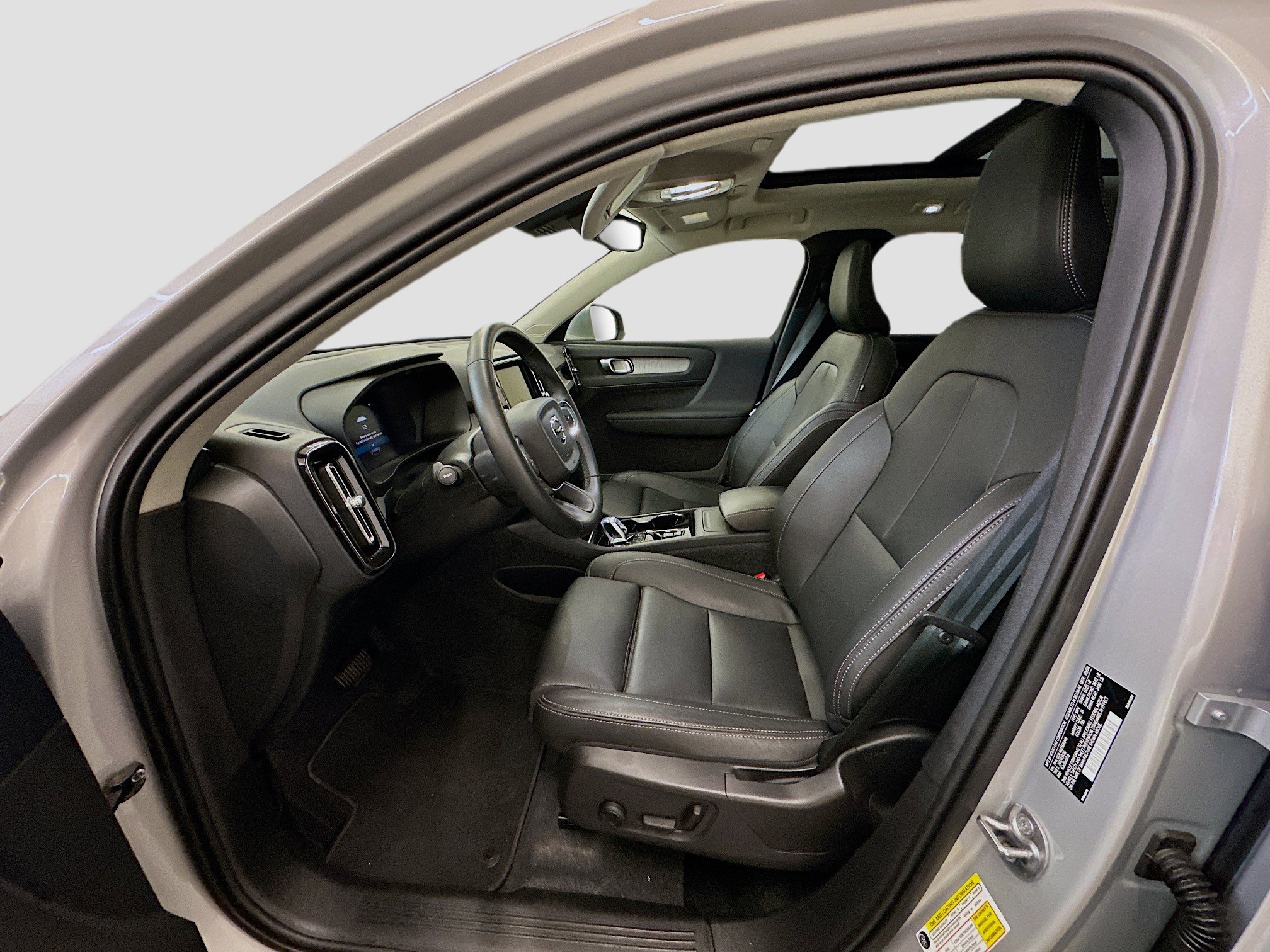 Used 2025 Volvo XC40 B5 Plus image 13