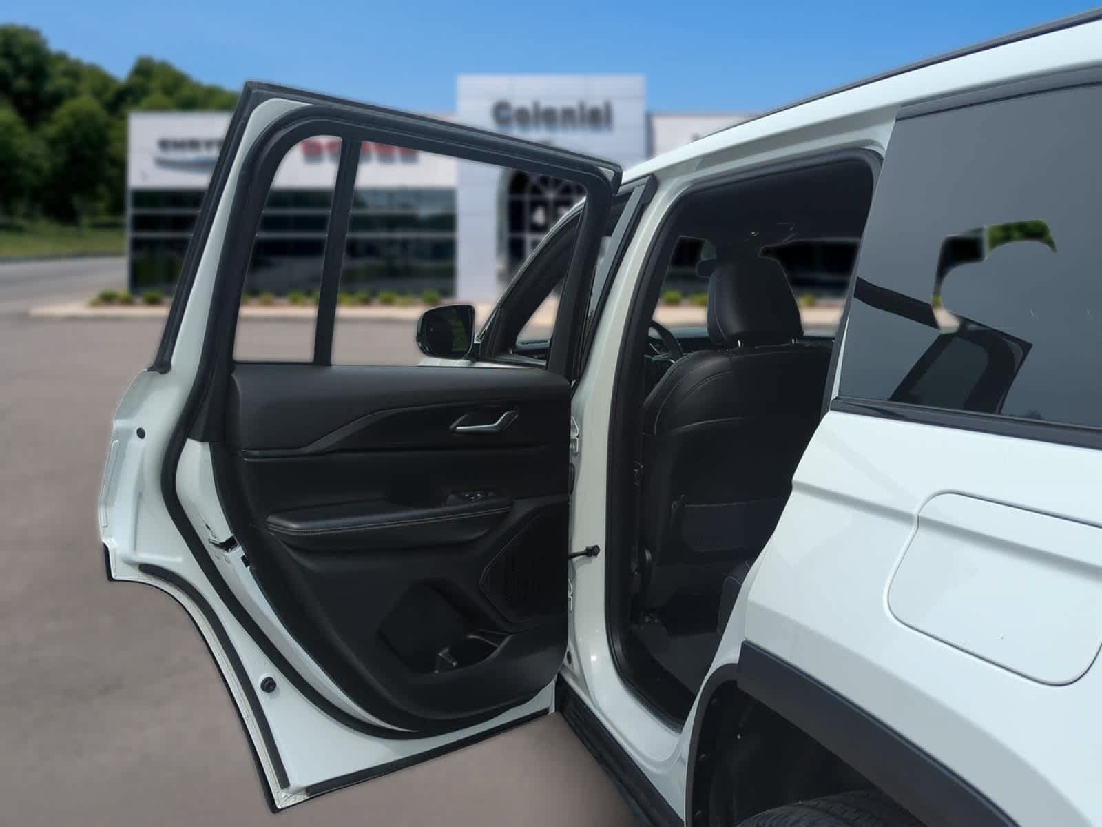 Used 2023 Jeep Grand Cherokee Altitude AWD/4WD image 24