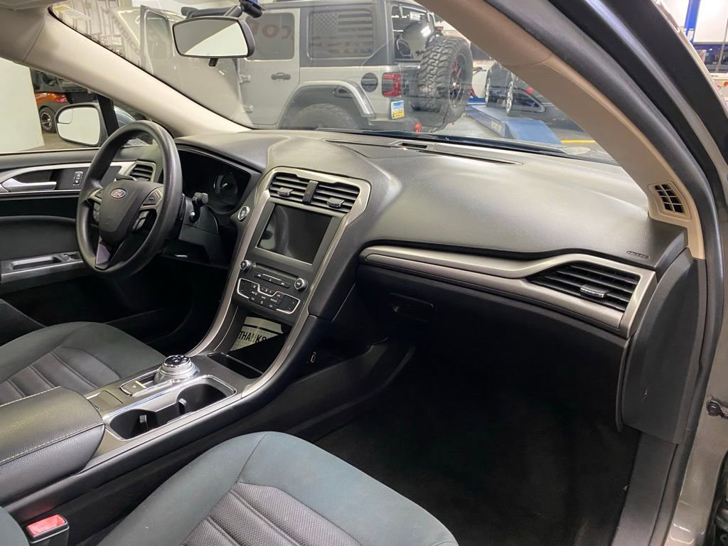 Used 2018 Ford Fusion SE w/ Fusion SE Technology Package FWD image 14