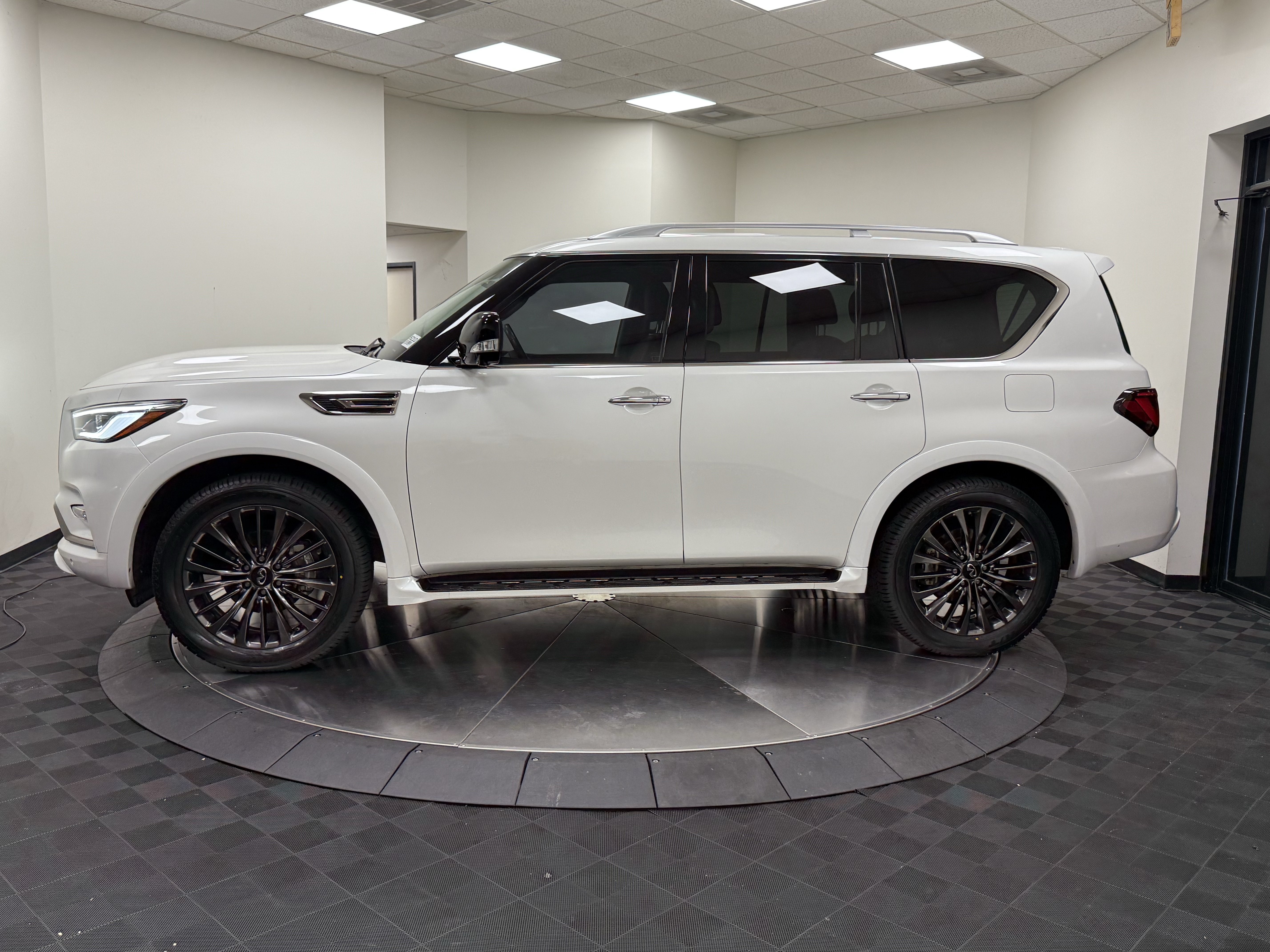 Certified 2023 INFINITI QX80 Premium Select w/ Cargo Package AWD/4WD image 4