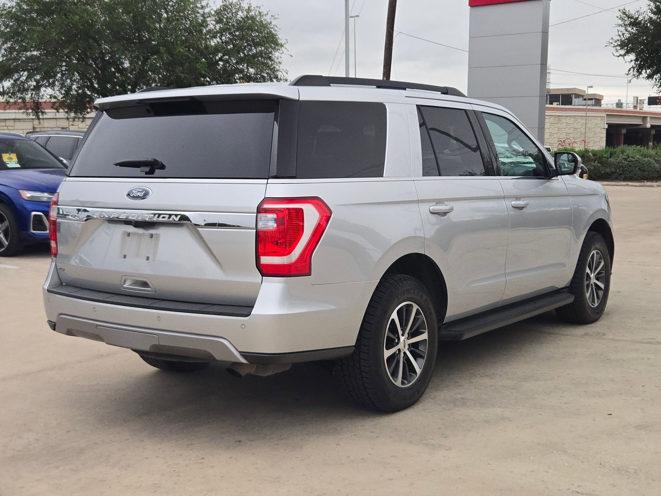 Used 2018 Ford Expedition XLT RWD image 3
