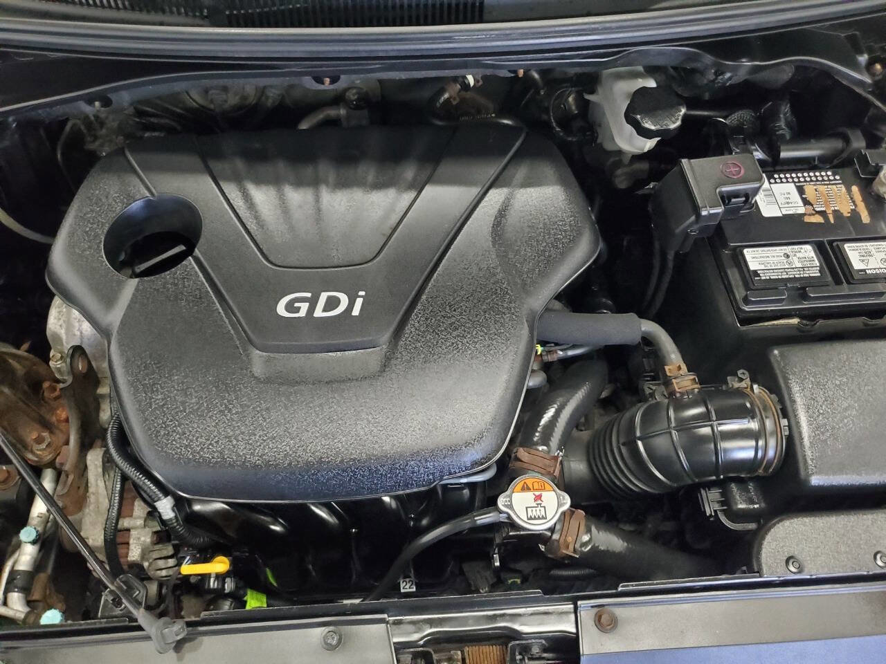 Used 2013 Hyundai Veloster w/ Style Pkg image 4