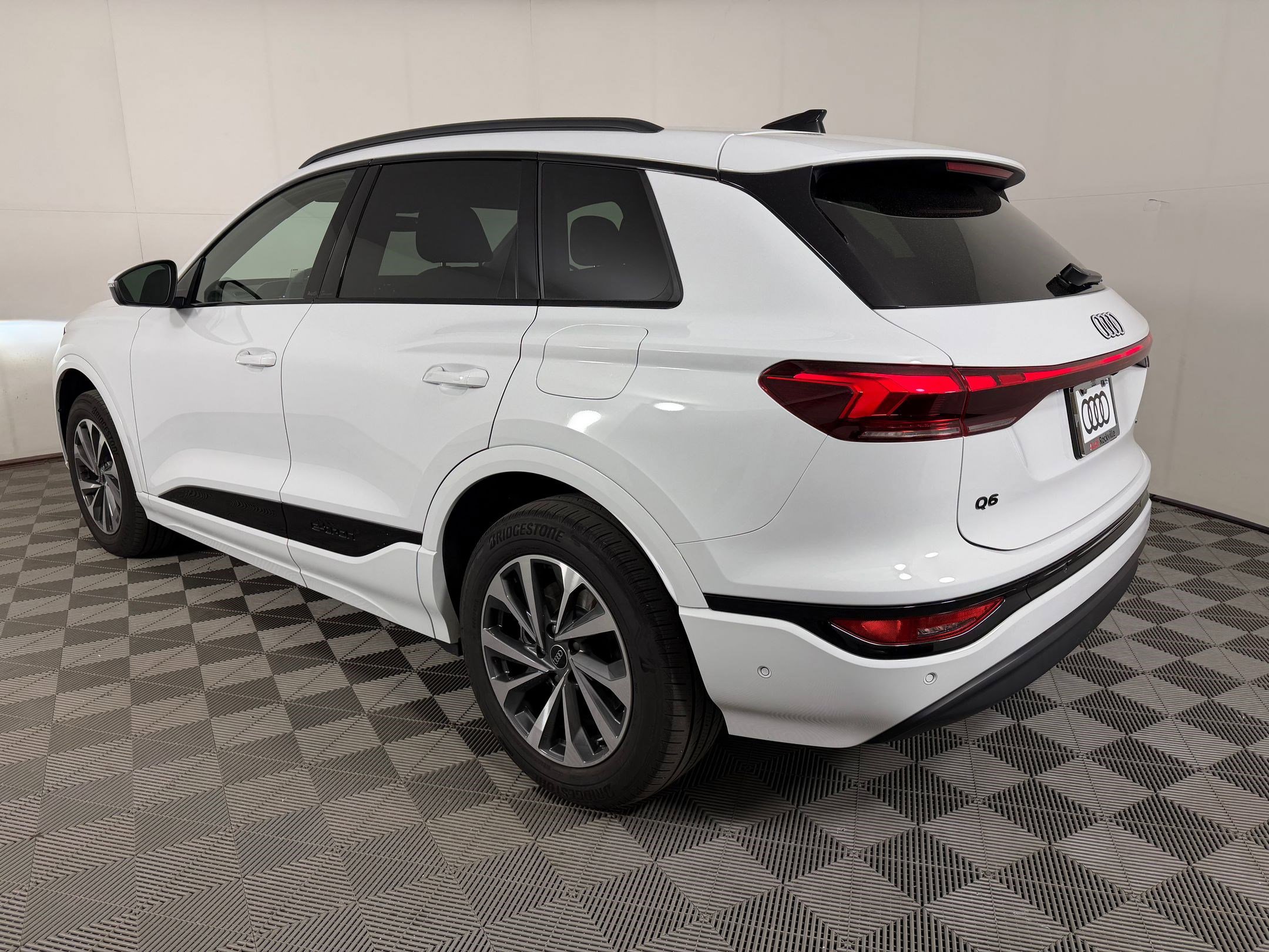 Used 2025 Audi Q6 e-tron Premium w/ Convenience Package AWD/4WD image 3
