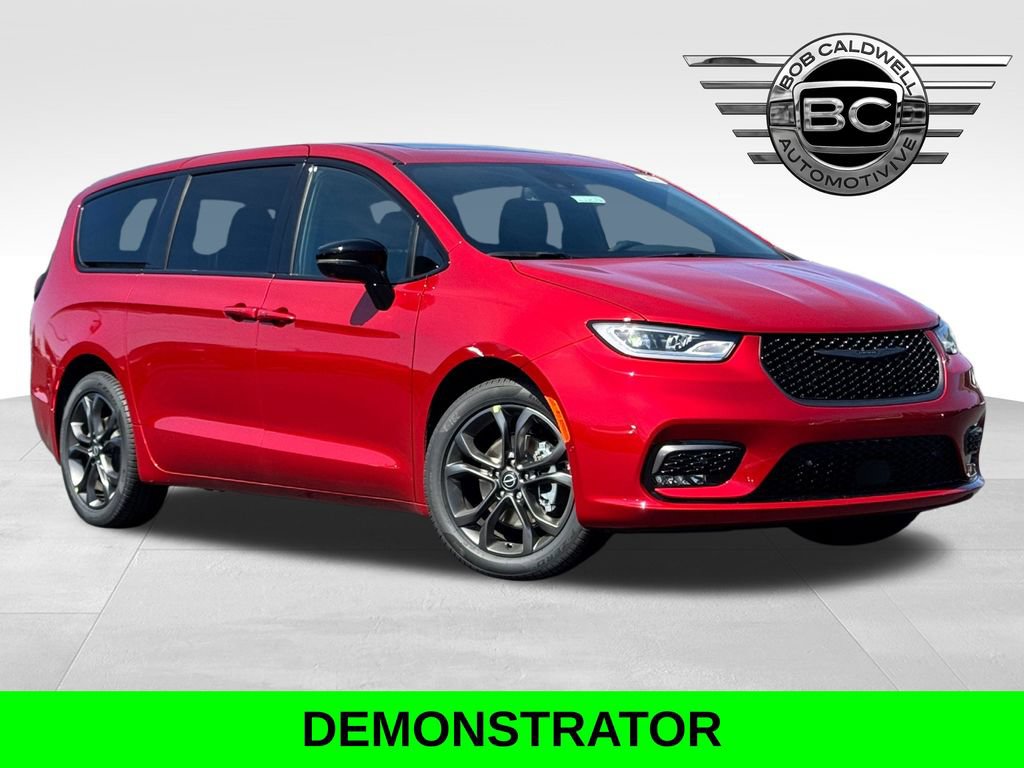 New 2026 Chrysler Pacifica Select