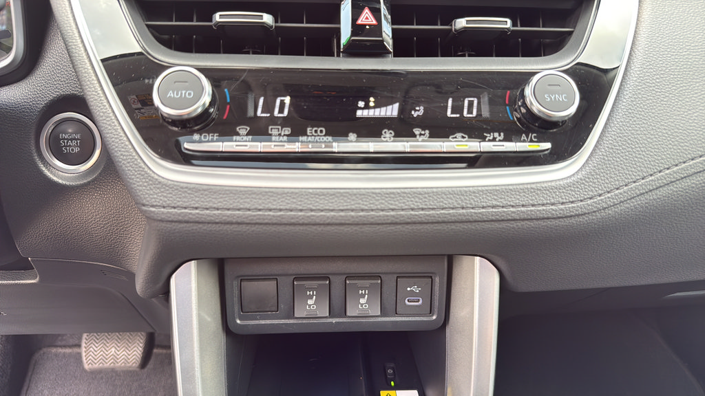 Used 2023 Toyota Corolla Cross XLE w/ Convenience Package FWD image 27