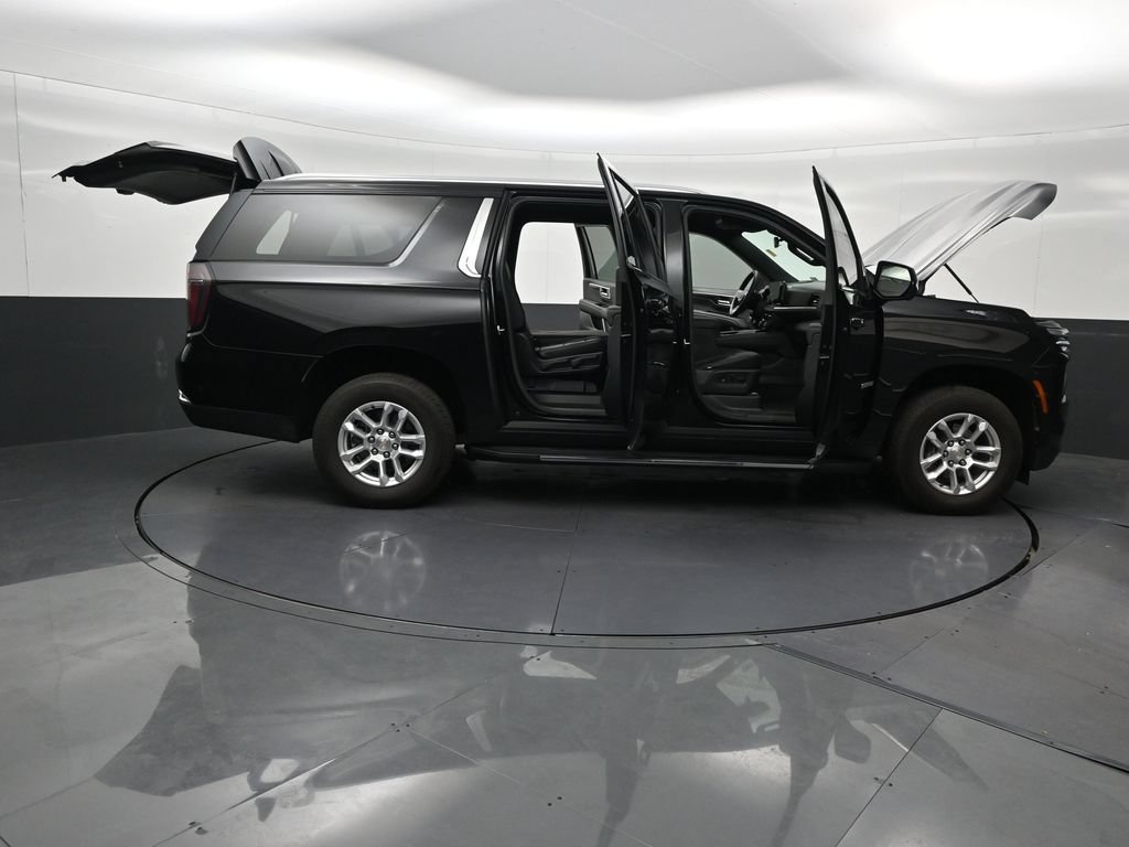 Used 2026 Chevrolet Suburban LS RWD image 32