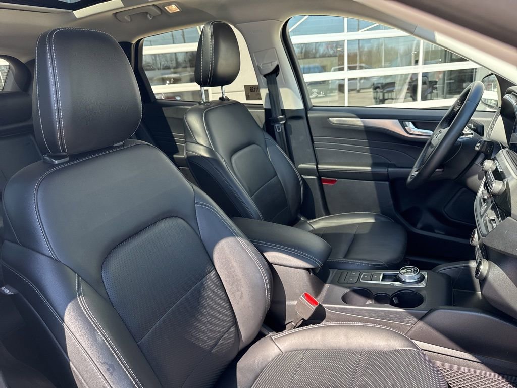 Used 2022 Ford Escape Titanium image 2