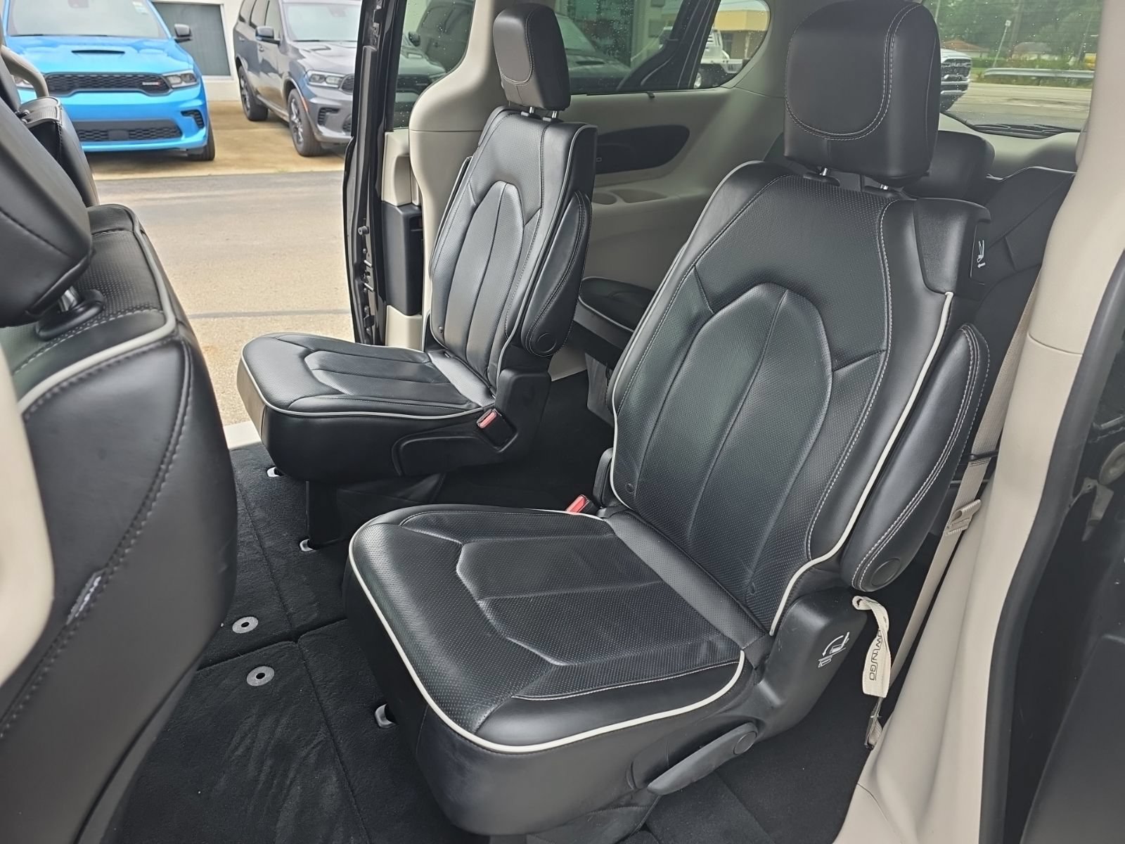 Used 2023 Chrysler Pacifica Limited FWD image 9
