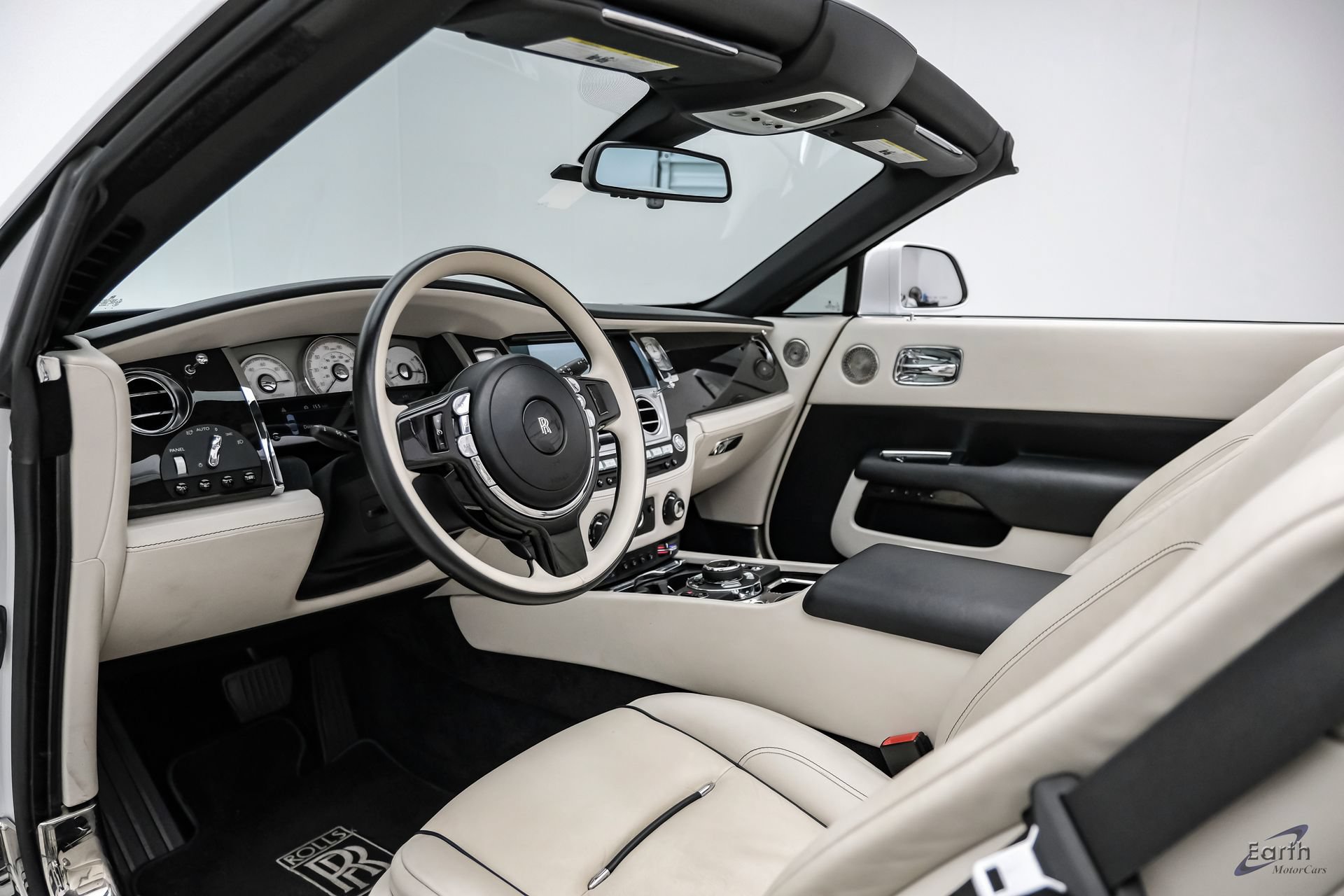Used 2017 Rolls-Royce Dawn RWD image 43