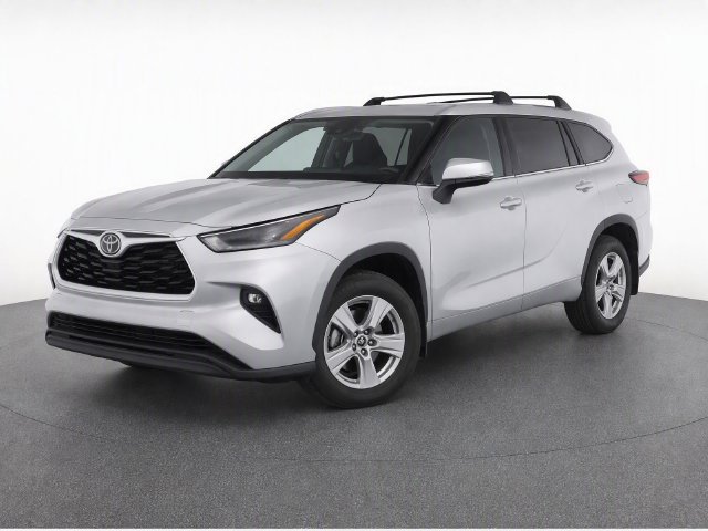 Used 2024 Toyota Highlander LE AWD/4WD image 2