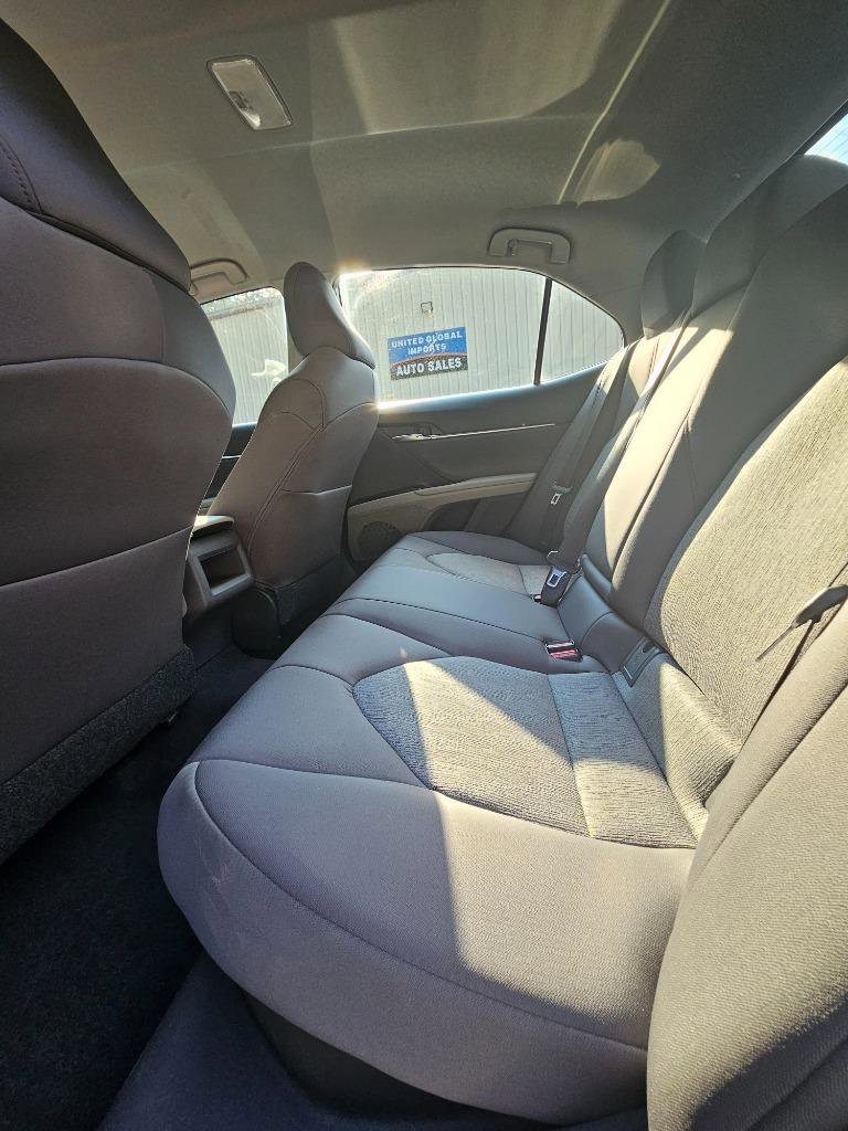 Used 2018 Toyota Camry LE image 28