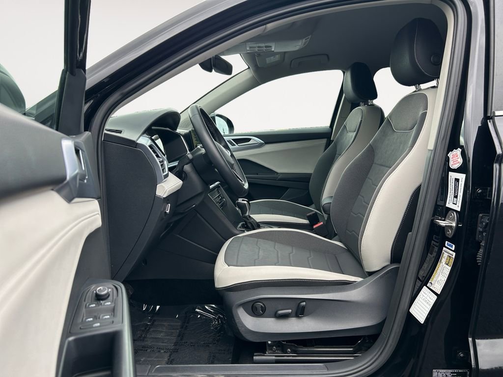 Used 2025 Volkswagen Taos SE AWD/4WD image 6