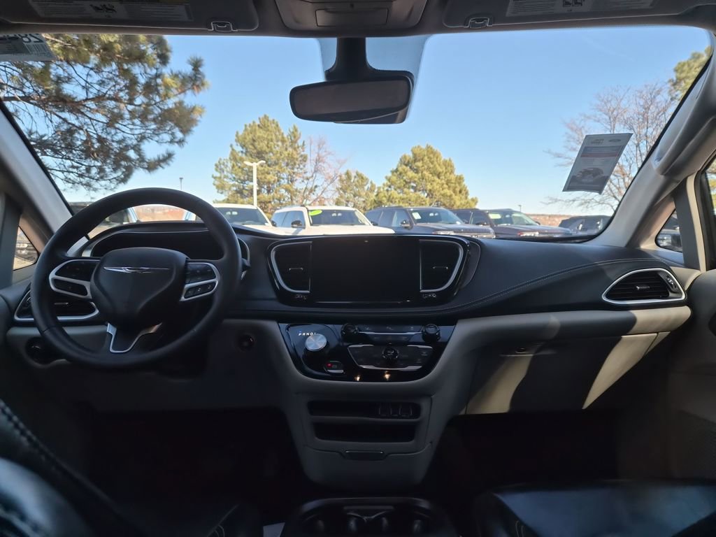 Used 2024 Chrysler Pacifica Select image 22