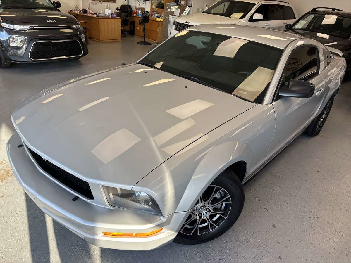 Used 2005 Ford Mustang Deluxe image 6