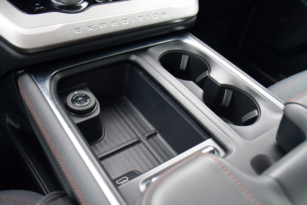 Used 2025 Ford Expedition Active image 34